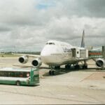 Autobus wahadłowy przy samolocie na płycie lotniska