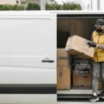 Kurier w maseczce wyjmuje paczki z białego busa dostawczego