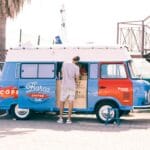 Plenerowy van kawowy obsługujący klientów przy food trucku