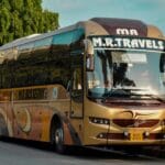 Złoty luksusowy autobus turystyczny zaparkowany przy ulicy za dnia