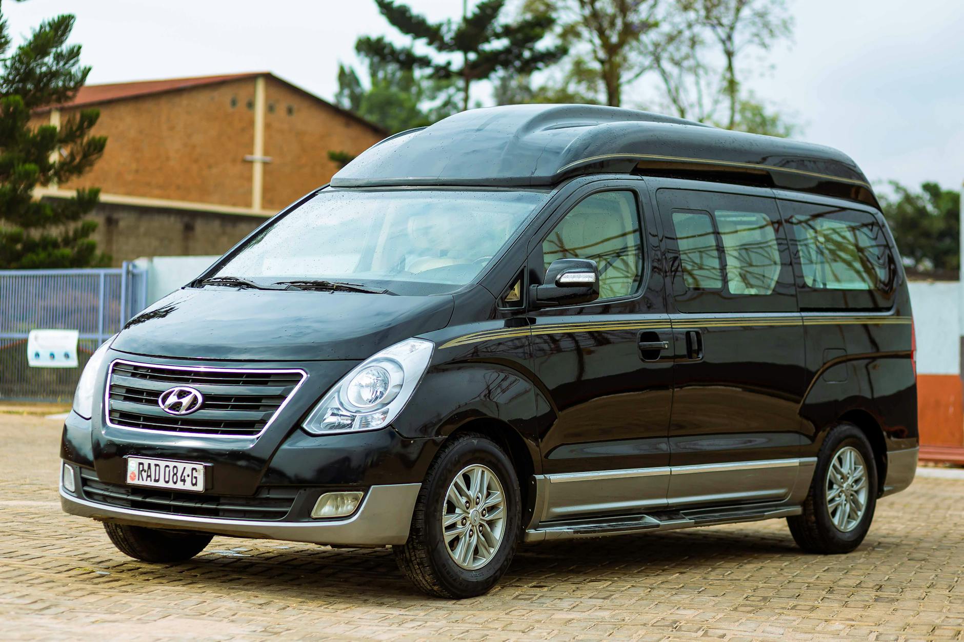 Czarny bus Hyundai zaparkowany na pustym parkingu w słoneczny dzień