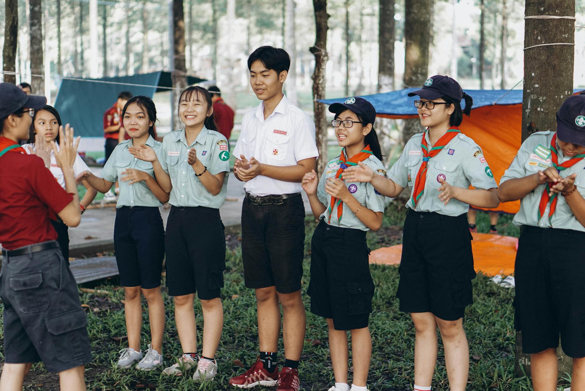 Młodzi harcerze współpracują podczas letniego biwaku na świeżym powietrzu