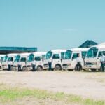 Kierowcy busów stojących w rzędzie, gotowi do sezonowych przewozów