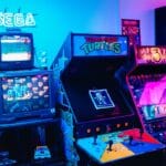 Kolorowa sala retro arcade z klasycznymi automatami do gier i neonami