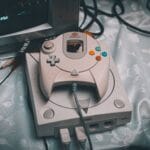 Konsola Sega Dreamcast z kontrolerem przy starym monitorze CRT