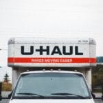 Samochód dostawczy U-Haul zaparkowany przy drodze na tle gór