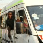 Energiczni pasażerowie w busie w Freetown