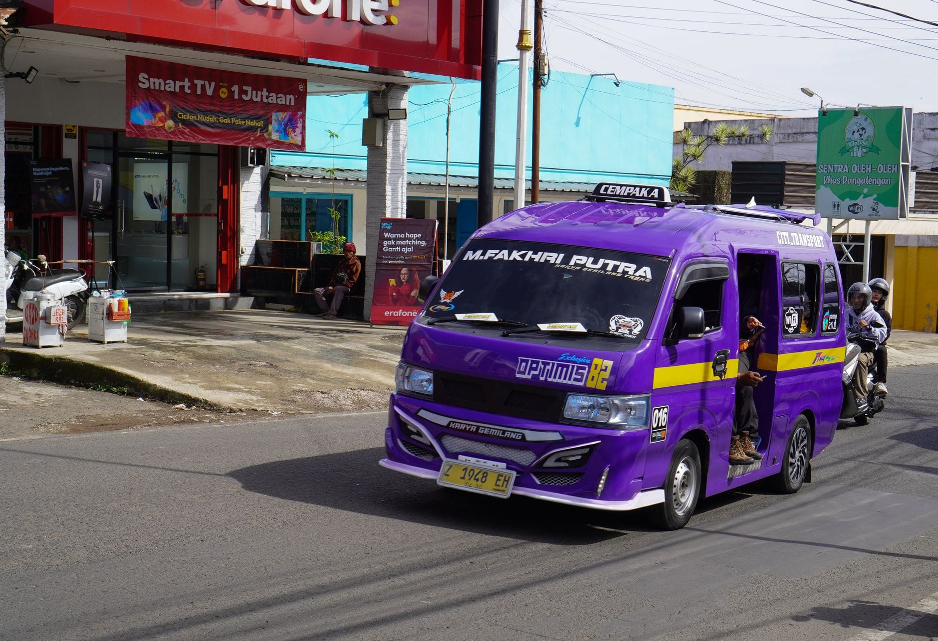 Licencja na przewóz osób busem do 9 i powyżej 9 miejsc siedzących – różnice w wymogach Fioletowy minibus komunikacji miejskiej na ruchliwej ulicy w Indonezji
