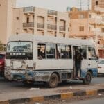 Minibus z pasażerami na zatłoczonej ulicy w centrum miasta