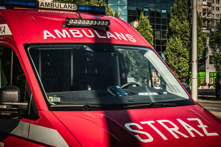 Ambulans straży pożarnej w centrum Wrocław