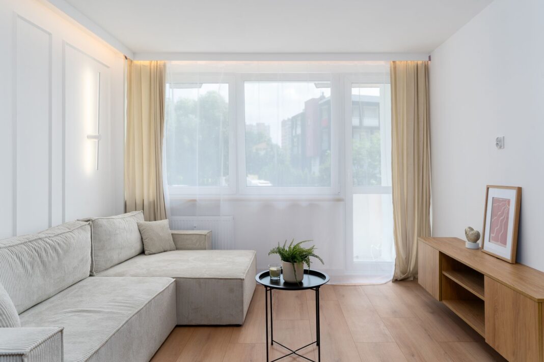 Jasny minimalistyczny salon w Krak Jasny minimalistyczny salon w Krak