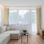 Jasny minimalistyczny salon w Krak